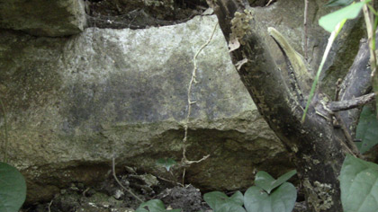 巨石に微かな文字の跡