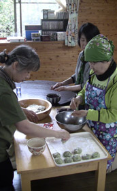 母子草の草餅を作るメンバー