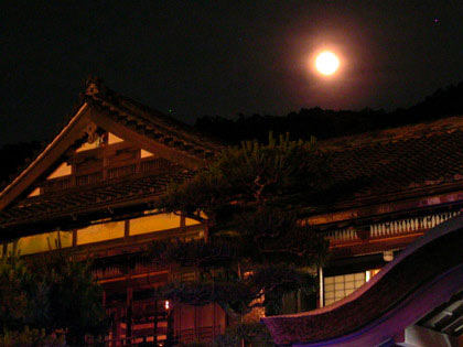 「賓日館」から昇る月