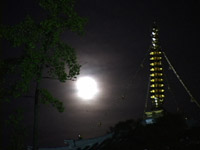 興正寺に上る仲秋の名月
