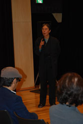 名古屋の会場で講演する志賀